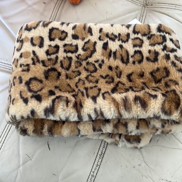 The cashmere project leopard print wrap/scarf — NWT $98 retail - Picture 8 of 10